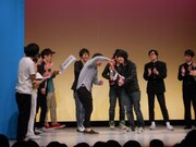 トロフィーを獲得したよしもとチーム。受け取ったすずらん山本は「大きめの鞄を持ってきていない」と持ち帰る方法を心配。さらに「これで晴れてワタナベに移籍できるんですよね？」とボケ、会場は爆笑。