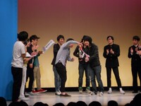 トロフィーを獲得したよしもとチーム。受け取ったすずらん山本は「大きめの鞄を持ってきていない」と持ち帰る方法を心配。さらに「これで晴れてワタナベに移籍できるんですよね？」とボケ、会場は爆笑。