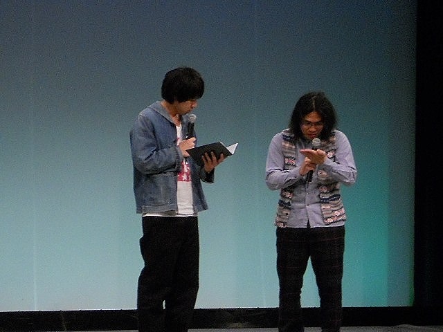 中岡は出演者紹介で、手に書いたカンペを見ながら、コンビ名でひたすらボケ続けた。