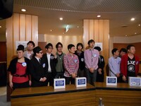 この日の出演メンバーもロビーに並んだ。