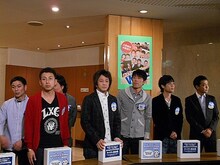 ライブ終了後、ロビーには中山秀征、ネプチューン、我が家、ロッチ、ハライチらがズラリと並び、募金の協力を呼びかけた。
