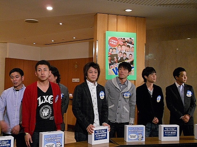 ライブ終了後、ロビーには中山秀征、ネプチューン、我が家、ロッチ、ハライチらがズラリと並び、募金の協力を呼びかけた。