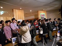 募金に協力した観客たちと握手を交わすワタナベエンターテインメントのタレントたち。