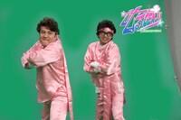 アイドルだけにダンスも完璧。キックボードを使った撮影では、「俺に合わせられるかな？」と互いにふざけ合っていた。(c)ABC