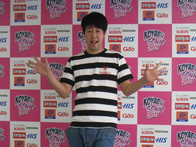 「KOYABU SONIC 2011」の会見を行った吉本新喜劇の座長・小籔千豊。(c)吉本興業