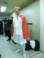 新宿・ルミネtheよしもとにて行われたイベントライブ「『主（あるじ）』～RGが思いついたコーナーをやらされるイベント～」の主催者・レイザーラモンRG。直訳ロックを確立したミュージシャン「王様」の格好とのこと。