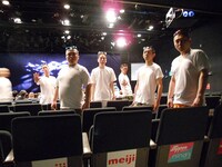 開演前の会場には市川AB蔵の格好をしたRG軍団が、客席の間を練り歩いた。BGMはRGが歌うBARBEE BOYSの「目を閉じておいでよ」。