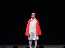 石井明美の「CHA-CHA-CHA」にのせて登場した館の主・レイザーラモンRG。あまりに下手なコーナー説明に、2丁拳銃・修士が見かねて補足。