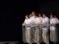 市川AB蔵の格好をしたRG軍団に捕らわれたハリガネロック・ユウキロック、2丁拳銃、野性爆弾、ダイノジ、アップ・ダウン、山本吉貴。