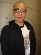 多彩な才能を見せるアホマイルド・クニ。キュートンではSM将軍として活躍。コンビ・アホマイルドでは学ラン姿で組み体操ネタなどを披露。