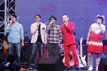 「ゴッドタン」ライブ「まさかのマジ歌フェスティバル」に登場したバナナマン設楽、おぎやはぎ小木、おぎやはぎ矢作、「トシムリン」に扮した劇団ひとり、バナナマン日村（左から）。(c)テレビ東京