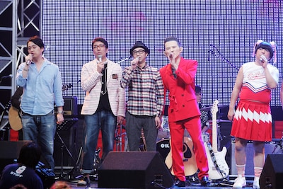 「ゴッドタン」ライブ「まさかのマジ歌フェスティバル」に登場したバナナマン設楽、おぎやはぎ小木、おぎやはぎ矢作、「トシムリン」に扮した劇団ひとり、バナナマン日村（左から）。(c)テレビ東京