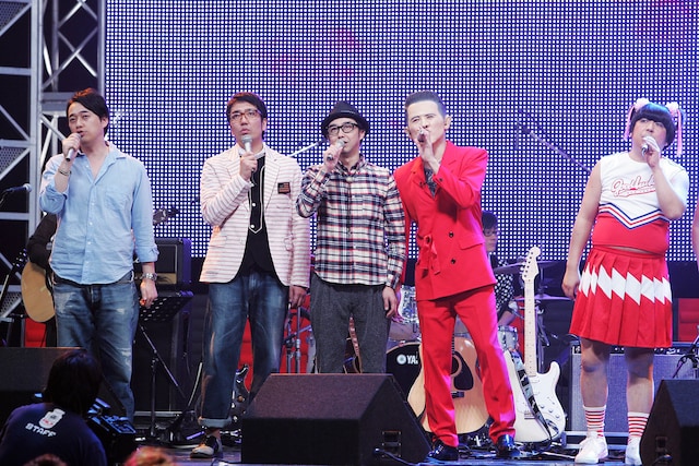 「ゴッドタン」ライブ「まさかのマジ歌フェスティバル」に登場したバナナマン設楽、おぎやはぎ小木、おぎやはぎ矢作、「トシムリン」に扮した劇団ひとり、バナナマン日村（左から）。(c)テレビ東京