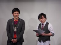 MCを務めたツィンテル。「太ったと評判」と言われた倉沢は、「メガネの評判はいい」と観客に同意を求めたが、その反応に一瞬自信をなくしかけたようだった。