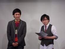 MCを務めたツィンテル。「太ったと評判」と言われた倉沢は、「メガネの評判はいい」と観客に同意を求めたが、その反応に一瞬自信をなくしかけたようだった。