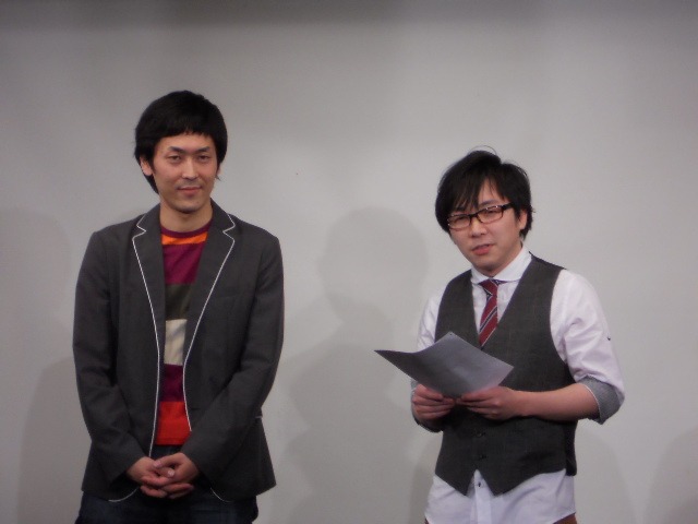 MCを務めたツィンテル。「太ったと評判」と言われた倉沢は、「メガネの評判はいい」と観客に同意を求めたが、その反応に一瞬自信をなくしかけたようだった。