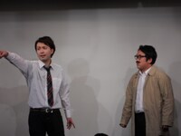事件の謎が解けたという探偵と、担当の警部を演じたダムダムおじさん。早く犯人をつかまえたい警部だが、探偵にはその前にどうしても言いたいことが。