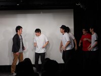 青春ダーツ田中の手痛いツッコミに恐れをなしたボケ軍団たち。途中一緒に踊るという楽しい場面も見られたがその直後はやはり修羅場に。