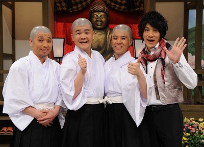 「ほっとけ！3人組」に出演する千鳥とスマイル。朝日放送では1975年の「あっちこっち丁稚」より、毎週日曜日12時に“吉本コメディ”を放送。番組はなんばグランド花月にて公開収録を行っており、人気の舞台となっている。(c)ABC