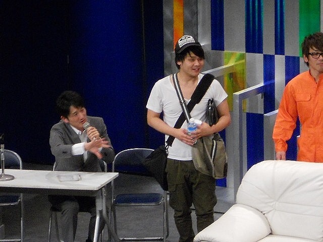 今いくよ・くるよの弟子であるサカイストだけに、今もなおその精神を受け継ぐまさよしの弟子スタイル。常に挨拶を心がけ、カバンには草履も常備。