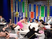 渋谷・ヨシモト∞ホールにて行われたイベントライブ「SO-FA MUGENDAI SURVIVAL #1」の様子。「SO-FA」は、Bコース・ナベがチュートリアル徳井の妹である彼女と一緒に考案した競技。大会では審判に徹するナベだが、ライブの最後には力の差を見せつけた。