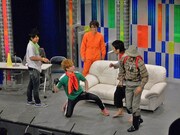 オリジナルワールド全開のボケを振り回す御茶ノ水男子と2700。ツッコミキャラの八十島がボケるたびに、ツネはなぜかトンカチで床を叩く。