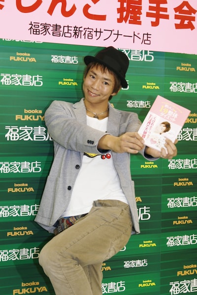 初の著書「1日1分の簡単エクサで、目指せラブ注入ボディ♥ 楽しんご♥の1分整体ダイエット」刊行記念握手会に登場した楽しんご。