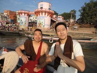 DVD「東野・岡村の旅猿 プライベートでごめんなさい…出川哲朗ともう一度インドの旅 プレミアム完全版」の一場面。