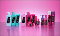 ユニリーバ・ジャパンでは、3月2日より、モッズ・ヘアのヘアケアシリーズをリニューアル。ピンクの「ホットケア」は、熱器具を日常的に使用する女性のためのシリーズ。ダメージの原因と思われがちなコテ・ドライヤーの熱で、髪の芯までダメージをケアできる。毎日しっかりスタイリングを楽しむ女性には、ブルーの「アクアクリア」シリーズ。スタイリングや地肌の汚れをすっきり落とした後に、うるおいをたっぷりと補給する2つのステップで、翌朝の髪の状態をしっかり整える。