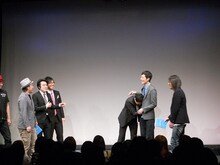 ナイツ塙は登場早々「（あきげんの）元気いないの？ 来た意味ないじゃん。元気以上の人早々現れないよ」とゴネだしたが、ジグザグザギーが登場した途端、仲良しの池田に飛びついた。