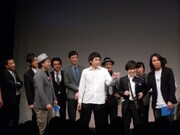 ツィンテル倉沢は最近大画面ディスプレイの携帯を購入。ポケットに入らないため、携帯用のポシェットを常にかけている。イヤホンを付けずに会話すると相手の声が外に聞こえるそうだ。