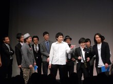 ツィンテル倉沢は最近大画面ディスプレイの携帯を購入。ポケットに入らないため、携帯用のポシェットを常にかけている。イヤホンを付けずに会話すると相手の声が外に聞こえるそうだ。