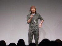 ロールプレイングゲームの登場人物になりきった狩野。独特の口調が笑いを誘う。4月18日（月）に千本桜ホールで開催される小島よしおとのトークライブ「消えたくない二人」は前売完売。しかし狩野曰く「毎回当日17人くらいキャンセルが出る」とのこと。