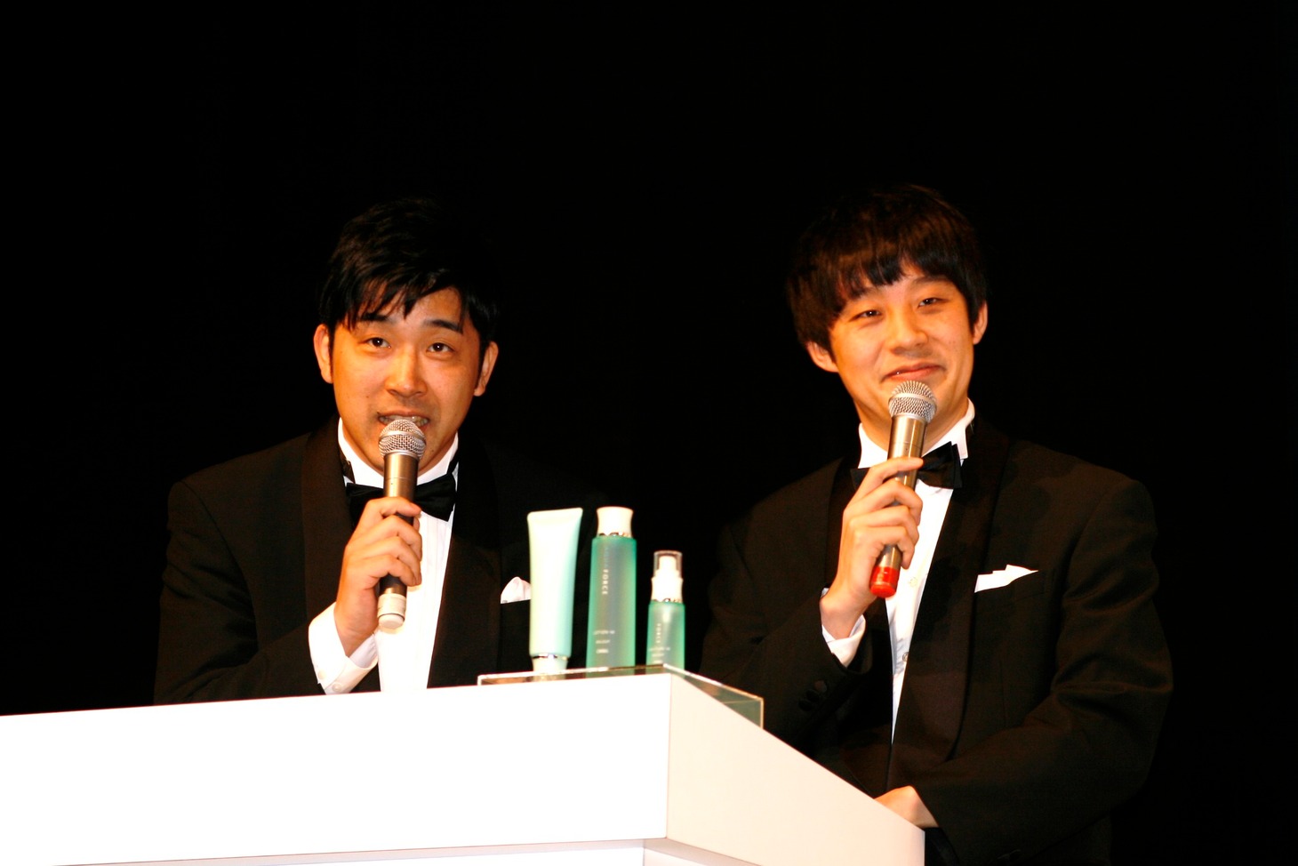 イベント司会として軽妙なコンビネーションを見せたあべこうじと佐久間一行（左から）。2人は、4月26日に品川よしもとプリンスシアターにて「あべさくトークｚ」、5月11日に大阪・京橋花月にて「あべさくトークin京橋花月へ！あ～つ～ま～れ～」を開催する。