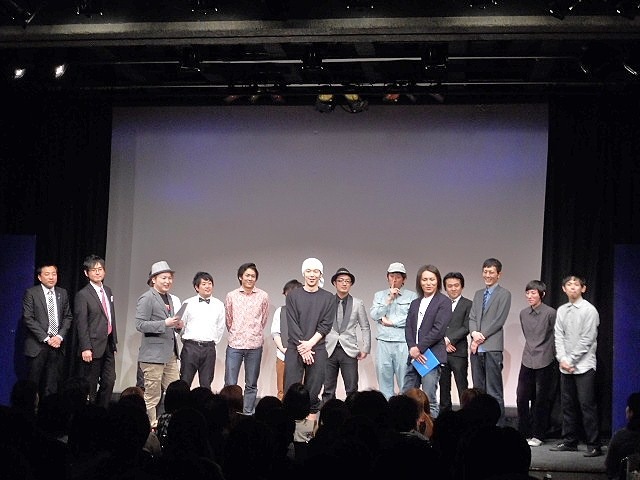 マセキ芸能社の実力派若手芸人たちによるネタライブ「ライラックブルー」。オープニングでは狩野英孝のミーハー話から芸能人との遭遇トークで盛り上がった。マセキでは同ライブへの出演をかけたライブ「ライジングオレンジ」や「フライングピンク」なども開催中。