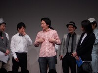 恒例となったツィンテル勢登のファッションチェック。今回は、母親が買ってきた某有名ブランドの商品で「ダサくない」と芸人たちはガッカリ。