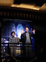 映画館ロビーのバルコニーに登場した設楽と濱田。