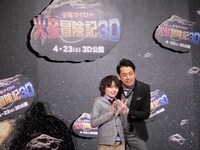 ロビーでのフォトセッションの様子。2人の仲の良さに、司会も「ほんとの親子のよう」とコメント。