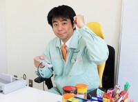 「ゲームセンターCX」チャリティイベントに登場する「有野課長」ことよゐこ有野。