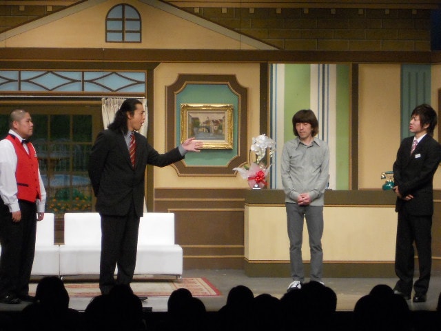 新宿・ルミネtheよしもとにて上演されたPOISON GIRL BAND吉田脚本、大山英雄座長の吉本新喜劇新作「別れさせられても好きな人」。小堀は別れた恋人を取り戻そうと、“別れさせ屋”の大山英雄を連れてくる。