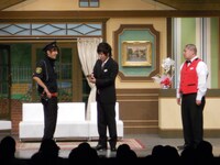 警官には思えないほど“チャラい”言葉遣いと、“オシャレ”な制服のサカイスト・デンペー。彼はあることを警告しに式場にやってくる。