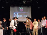 東京・表参道GROUNDにて行われたワタナベエンターテインメントの新たな大喜利ライブ「ザ・マジックアワード」。優勝は西村深村の西村。シンプルかつ秀逸な回答が冴え渡った。優勝トロフィーは“マジックン”の中の人が贈呈。