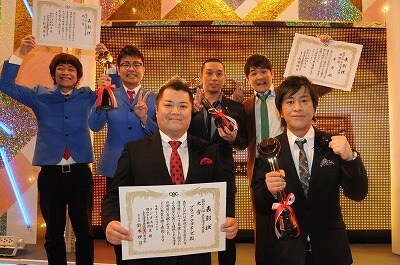 「第46回上方漫才大賞」受賞発表会にて、大賞を受賞したブラックマヨネーズ、奨励賞を受賞した千鳥、新人賞を受賞した銀シャリ。(c)KTV