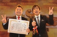 「第46回上方漫才大賞」大賞を受賞したブラックマヨネーズ。(c)KTV