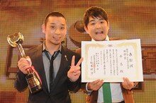「第46回上方漫才大賞」奨励賞を受賞した千鳥。(c)KTV