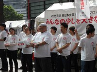 松竹芸能 新宿 角座の劇場周辺で募金活動を行う松竹芸能の芸人たち。