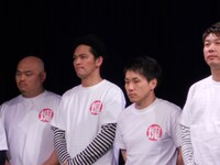 ますだおかだ。岡田は「『前に進もう』ということで靴を出品しました」とコメント。増田から「若干スベリやすい靴です」と付け加えた。