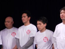 ますだおかだ。岡田は「『前に進もう』ということで靴を出品しました」とコメント。増田から「若干スベリやすい靴です」と付け加えた。