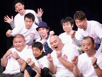 松竹芸能 新宿 角座にて「松竹芸能チャリティーライブ～みんなの少しを大きな塊に～」の会見に出席したよゐこ、TKO、ますだおかだ、安田大サーカス。全員が着ているTシャツにはTKO木本デザインの「塊（かたまり）」のロゴが。