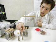 この日、「肌がガサガサ」という記者のためにオリジナルのバスソルトを作ってくれたカトウ。女子力アップにローズピンクとローズレッド、胃腸にいいというカレンジュラ、喉にいいというマリンブルーのハーブが入っている。パッケージにはハーブが排水溝に詰まらないための茶こしパックと、「夢を信じて」と書かれたメッセージも。